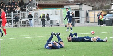 Michel Lanker (links) und Jan Ledermann stossen in der 10. Minute bei einer Abwehr mit den Köpfen zusammen und müssen ausgewechselt werden. Michel Lanker hatte am Samstagabend noch Kopfschmerzen, Jan Ledermann geht es wieder gut.