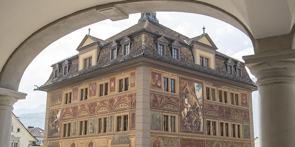 Das Stimmvolk von Schwyz entscheidet, für wen sich die Türe des Schwyzer Rathauses öffnet. (Archivbild)