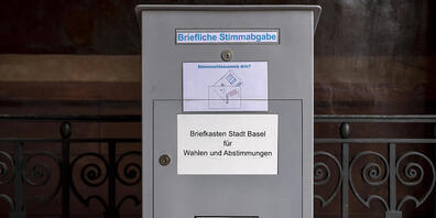 Eine Briefkasten für Wahlen und Abstimmungen für die briefliche Stimmabgabe in Basel. (Archivbild)
