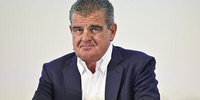 Für Stadler-Rail-Chef Peter Spuhler sind neue Probleme für die Exportwirtschaft eine Frage der Zeit. In der Maschinen-, Elektro- und Metall-Industrie sei der Auftragseingang im 3. Quartal um 21 Prozent eingebrochen. "Es schlägt also bereits wieder...