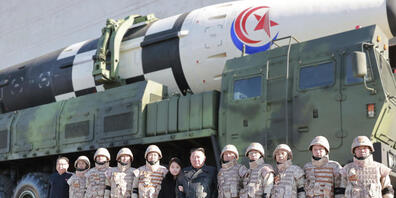 Wie die staatliche Nachrichtenagentur KCNA am Sonntag berichtete, bezeichnete Kim die neue Interkontinentalrakete des Landes bei einer feierlichen Zeremonie anlässlich jüngster Raketentests am Samstag als "die stärkste strategische Waffe der Welt"...