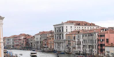 ARCHIV - Boote fahren auf dem Canal Grande vor Beginn der Kunstbiennale. Die Kunstbiennale in Venedig ist mit einer Rekordzahl an Besucherinnen und Besuchern zu Ende gegangen. Foto: Felix Hörhager/dpa