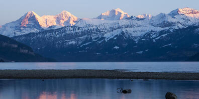 Ein eiskalter Sonntagmorgen erwartete die Frühaufsteher. Der Blick über den Thunersee war von Temperaturen um minus vier Grad begleitet. (Archiv)