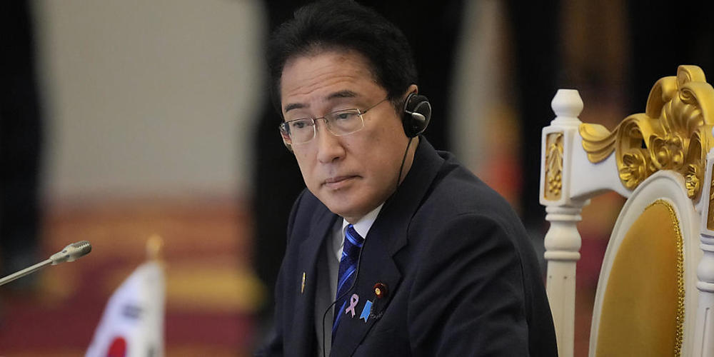 Fumio Kishida, Ministerpräsident von Japan, nimmt am ASEAN-Plus-3-Gipfel (Verband Südostasiatischer Nationen) teil. Foto: Vincent Thian/AP/dpa