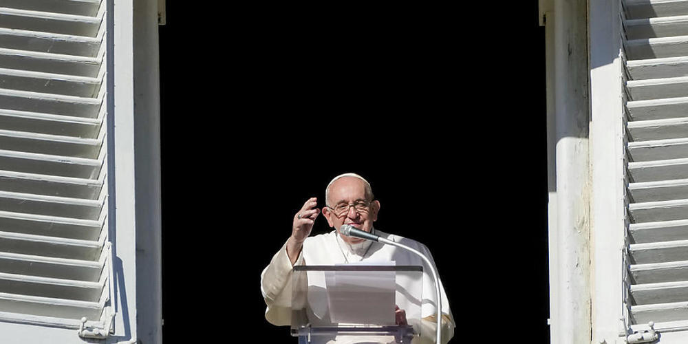 Papst Franziskus erteilt seinen Segen, während er das Angelus-Mittagsgebet spricht. Foto: Andrew Medichini/AP/dpa