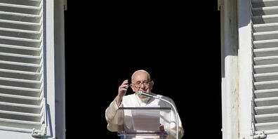 Papst Franziskus erteilt seinen Segen, während er das Angelus-Mittagsgebet spricht. Foto: Andrew Medichini/AP/dpa