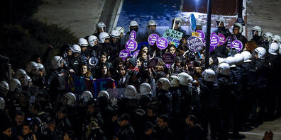dpatopbilder - Seit Freitag demonstrieren Menschen in der Türkei anlässlich des Internationalen Tages zur Beseitigung von Gewalt gegen Frauen. Die Protestaktionen wurden in Istanbul teilweise von der Polizei aufgelöst. Foto: Kemal Aslan/AP/dpa