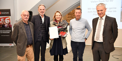 Gratulanten aus dem Sarganserland: Guido Städler, Talgemeinschaft, Canisius Braun, Luzia Tschirky, Erich Zoller, Vorstandsmitglied SRG Ostschweiz, und der Sarganser Gemeinde-Vizepräsident Bernhard Hauser (von links).