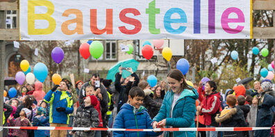 Begeistert wurde der Spatenstich gefeiert.