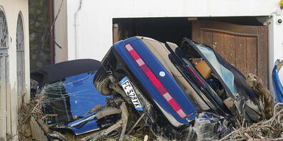 Wasser- und Schlammmassen rissen in Casamicciola ganze Autos mit sich. Foto: Salvatore Laporta/AP/dpa