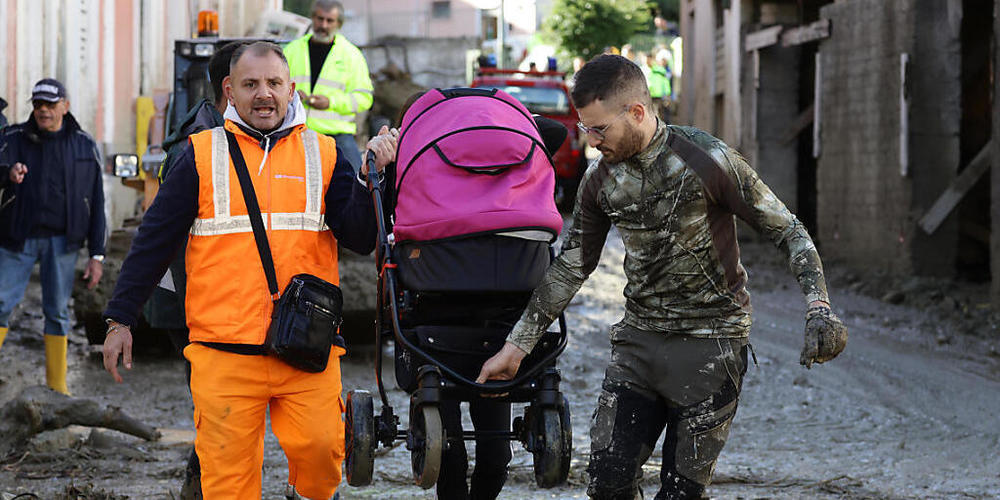 Nach dem verheerenden Unwetter auf der italienischen Insel Ischia suchen die Behörden weiter nach vermissten Menschen. Foto: Alessandro Garofalo/LaPresse via ZUMA Press/dpa