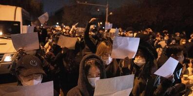 dpatopbilder - Demonstranten in Peking halten leere Papiere hoch, während sie protestieren. Foto: Ng Han Guan/AP/dpa