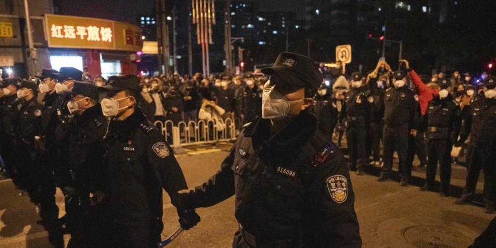 In China hat die strenge Corona-Politik am Wochenende zu den größten Protesten seit Jahrzehnten geführt. In der Hauptstadt Peking und anderen Millionenstädten gingen Demonstranten zu Hunderten auf die Straßen. Foto: Ng Han Guan/AP/dpa