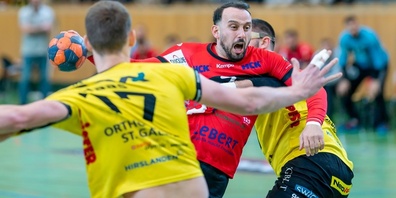 Kein Durchkommen für den Kreuzlinger Routinier Valon Dedaj in der Abwehr von St. Otmar.