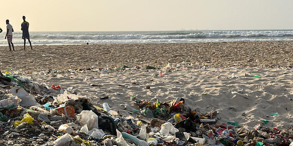 ARCHIV - AAngespülter Plastikmüll liegt am Meeresstrand der Küstenstadt St. Louis im Senegal. Foto: Lucia Weiß/dpa