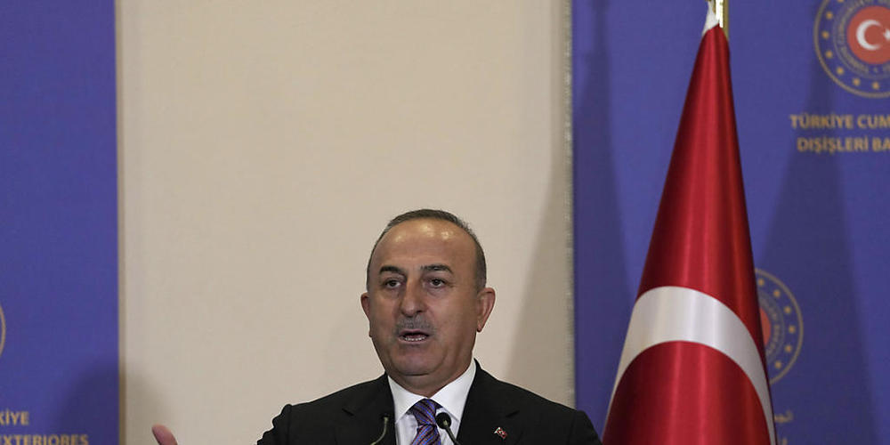 ARCHIV - Mevlüt Cavusoglu, Außenminister der Türkei, spricht auf einer Pressekonferenz mit NATO-Generalsekretär Stoltenberg. Foto: Khalil Hamra/AP/dpa
