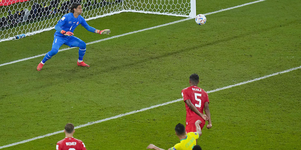 Nach 83 Minuten die Lücke gefunden: Casemiro erzielt zwischen Widmer und Akanji hindurch das entscheidende Tor für Brasilien