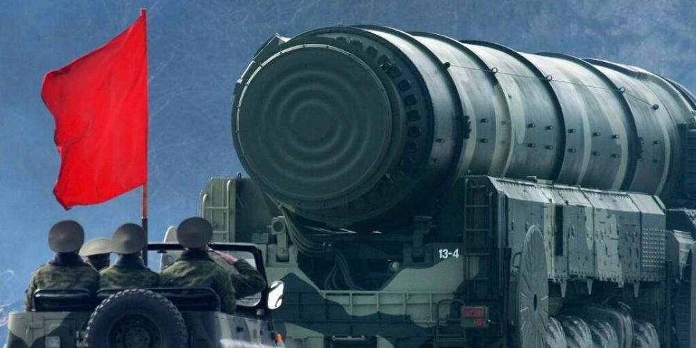 ARCHIV - Eine mobile Startrampe für die atomwaffenfähige Interkontinentalrakete Topol-M während einer Militärparade in Russland (Archivbild). Foto: Sergei Ilnitsky/dpa