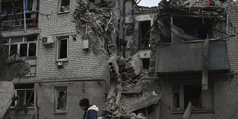 Die Spuren, die der Krieg in der Ukraine hinterlässt, sind verheerend. Besonders in der Ostukraine, wie hier in Tschassiw Jahr, sind viele Häuser zerstört. Foto: Andriy Andriyenko/AP/dpa