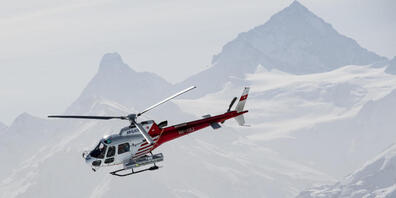 Air Glaciers und Air Zermatt bleiben im Wallis die beiden einzigen Helikopter-Gesellschaften, die für die Bergrettung im Einsatz stehen. (Archivbid)