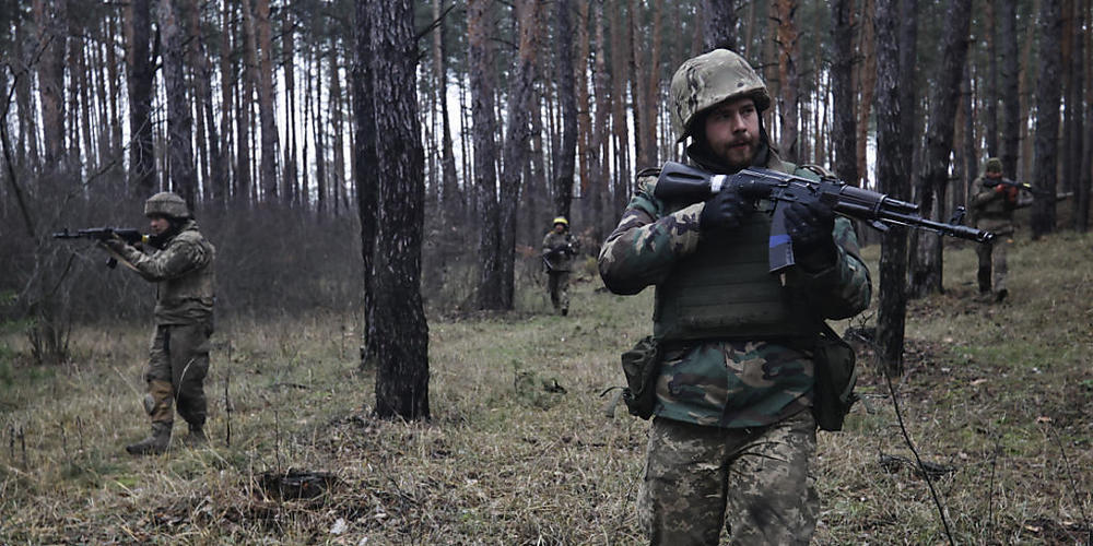 dpatopbilder - Die Ukraine konnte in den letzten Wochen einige Gebiete zurückgewinnen. Nun passt Russland nach Angaben des britischen Verteidigungsministeriums seine Taktik an. Foto: Roman Chop/AP/dpa