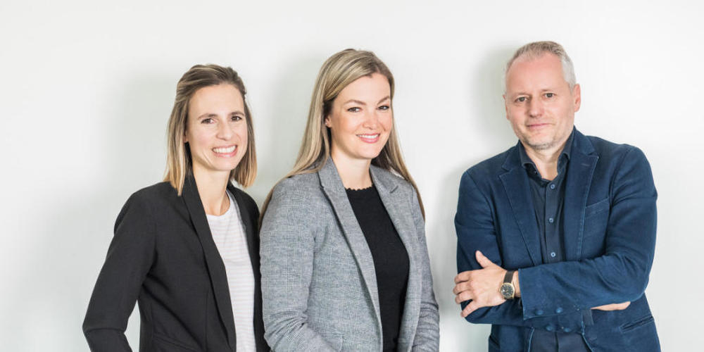 Die neue Führungscrew in der Redaktion von Nau.ch: Micha Zbinden (rechts), Angelika Meier (Mitte) und Karin Aebischer (links). (Bild: Nau.ch)