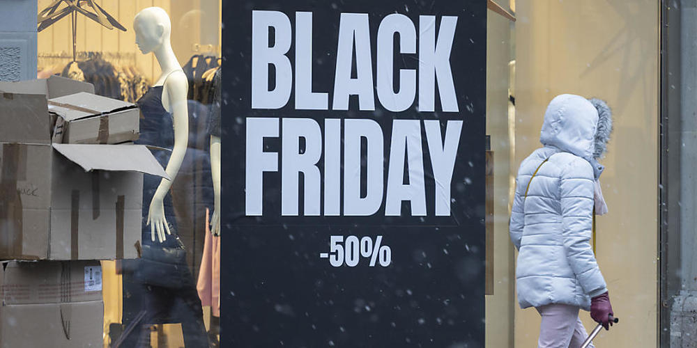 Die Schnäppchenjäger in der Schweiz haben am Black Friday kräftig eingekauft. Die bargeldlosen Zahlungen erreichten am 25. November ein neues Rekordhoch. Dabei kauften die Kunden ihre Produkte wieder häufiger direkt in den Läden. (Archivbild)