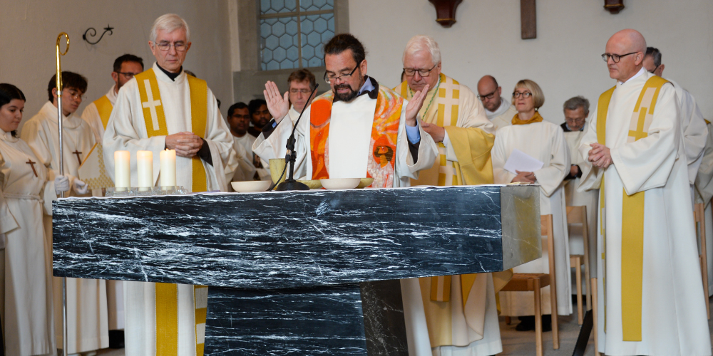 Br. Kletus steht erstmals als Priester am Altar.