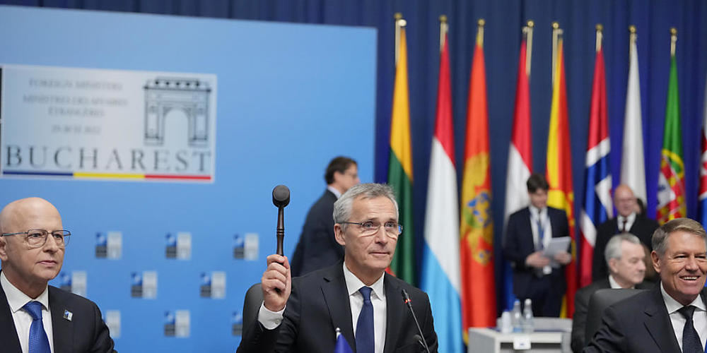 Jens Stoltenberg (M), NATO-Generalsekretär, eröffnet den ersten Tag des Treffens der Nato-Außenminister. Foto: Andreea Alexandru/AP/dpa