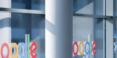 ARCHIV - Schriftzüge mit dem Logo von Google kleben im Pressezentrum der Koelnmesse auf einer Glasscheibe. Foto: Rolf Vennenbernd/dpa
