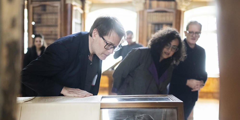 Der Schweizer Theatermacher Milo Rau (links) begutachtete vor zwei Wochen unter den Augen von Stiftsbibliothekar Cornel Dora die ägyptische Mumie Schepenese.