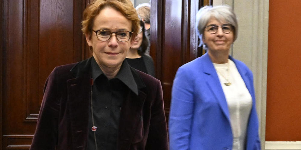 Eva Herzog und Elisabeth Baume-Schneider nach ihrer Nomination durch die SP-Fraktion am Samstag.