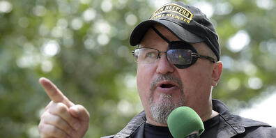 Der Gründer der rechtsextremen US-Miliz Oath Keepers, Stewart Rhodes, ist wegen der Kapitol-Erstürmung vom Januar 2021 der "aufrührerischen Verschwörung" schuldig gesprochen worden. (Archivbild)