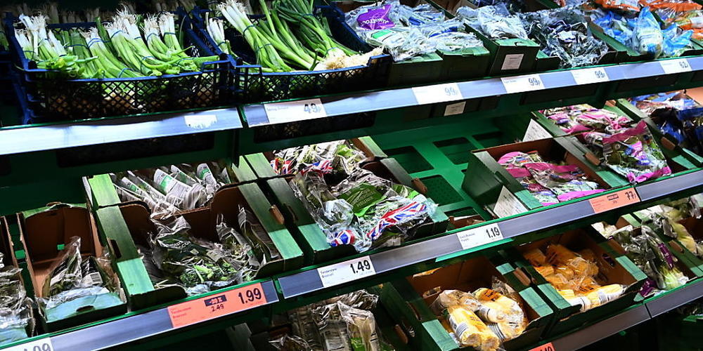 Die Lebensmittelpreise in Grossbritannien sind erneut deutlich gestiegen. Höhere Kosten für Energie, Tiernahrung und Transport trieben die Lebensmittelinflation im November auf einen Rekordwert von 12,4 Prozent. (Archivbild)