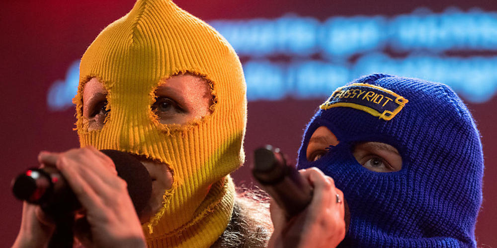 Aktivistinnen der russischen Punk-Gruppe Pussy Riot haben bei der Fussball-WM in Katar auf der Tribüne bei der Partie zwischen dem Iran und der USA für Frauenrechte im Iran protestiert. (Archivbild)