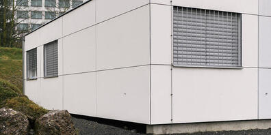 Auch Container für Geflüchtete müssen eigentlich behindertengerecht sein. Eine Zürcher Gemeinde muss nun überprüfen, ob ein Umbau verhältnismässig wäre. (Symbolbild)