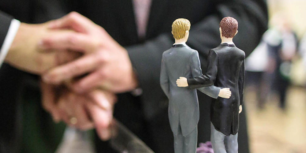 ARCHIV - Zwei Männer schneiden nach ihrer Eheschließung im Rathaus eine Hochzeitstorte an. Der Kampf um die Anerkennung von gleichgeschlechtlichen Ehen hat in Japan einen Rückschlag erlitten. Foto: Ina Fassbender/dpa