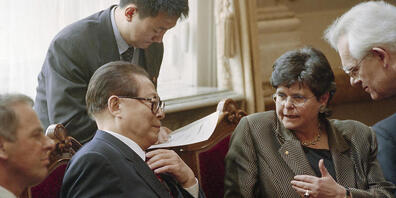 Beim Besuch des damaligen chinesischen Staatschefs Jiang Zemin (zweiter von links) 1999 in der Schweiz kam es zu einem Eklat. Exil-Tibeter hatten auf den Dächern rund um das Bundeshaus Fahnen geschwenkt, die zur Befreiung Tibets aufriefen. (Archiv...