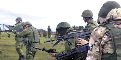 ARCHIV - Rekruten halten ihre Waffen während einer militärischen Trainingseinheit auf einem Schießplatz in der von Russland unterstützten und von Separatisten kontrollierten Volksrepublik Donezk. Foto: Uncredited/AP/dpa