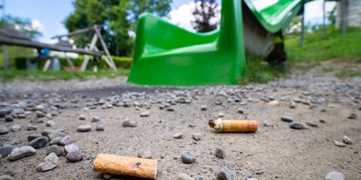Zigarettenstummel auf dem Spielplatz sind eine Gefahr für Kleinkinder.