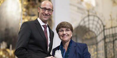 Der neue Nationalratspräsident Martin Candinas bekommt von Bundesrätin Viola Amherd in Disentis einen Bergkristall.