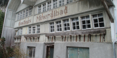 Zum modernen Heilbad gehört nach wie vor die uralte, noch immer geöffnete Wirtschaft Mineralbad.