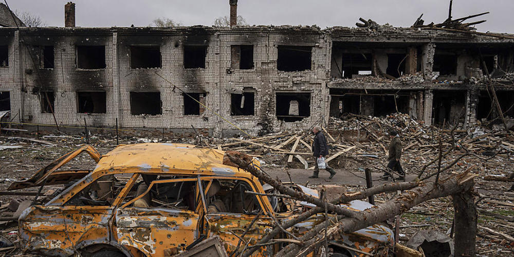 ARCHIV - Die Schäden, die der russische Krieg in der Ukraine hinterlässt, sind dramatisch. Die EU sucht jetzt bereits nach Möglichkeiten, das Land beim Wiederaufbau zu unterstützen. Foto: Evgeniy Maloletka/AP/dpa