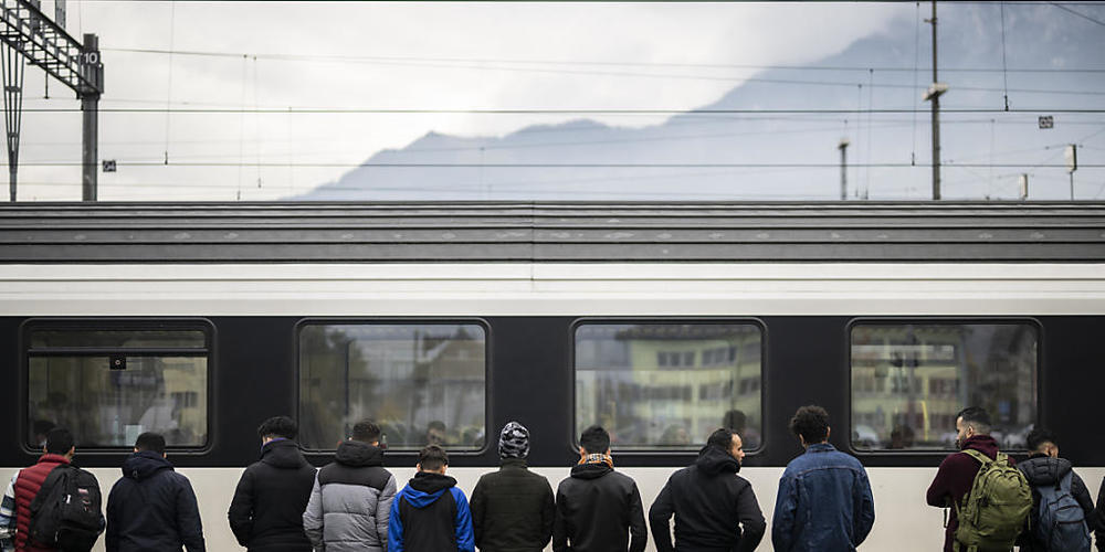 Die Zahl der am Grenzbahnhof Buchs aufgegriffenen Flüchtlingen hat sich in den letzten Monaten stetig erhöht. Für die St. Galler Regierung handelt es sich um ein europäisches Problem, das zusammen mit dem Bund angegangen werden muss. (Archivbild)