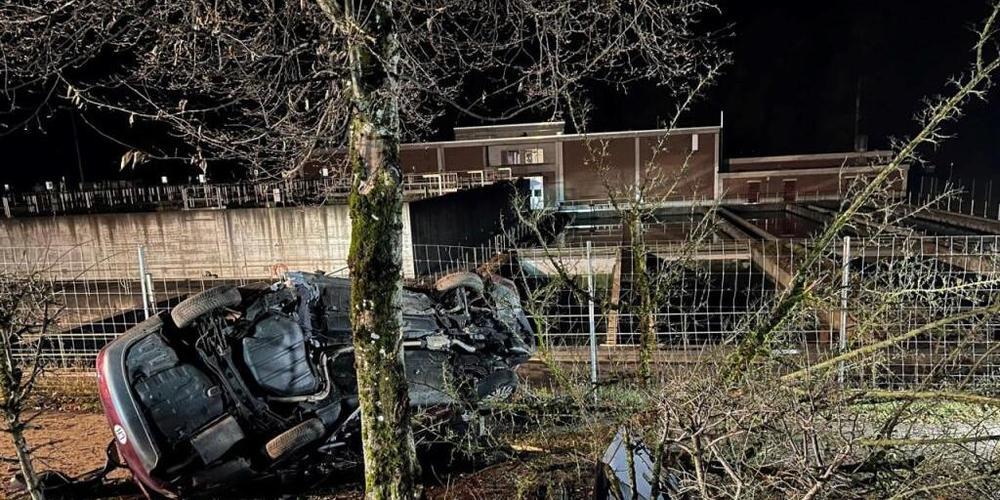 In Uster ZH ist es am am späten Mittwochabend zu einem tödlichen Verkehrsunfall gekommen: Das Fahrzeug eines 21-Jährigen geriet in einer Kurve von der Fahrbahn ab und kollidierte mit einem Baum. Der Fahrer und einzige Insasse kam dabei ums Leben.