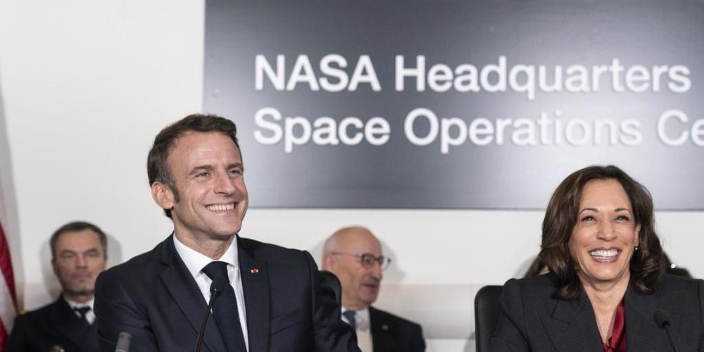 Frankreichs Präsident Emmanuel Macron (l) und US-Vizepräsidentin Kamala Harris sprechen im NASA-Hauptquartier über die Zusammenarbeit beider Länder in der Raumfahrt. Foto: Alex Brandon/AP/dpa