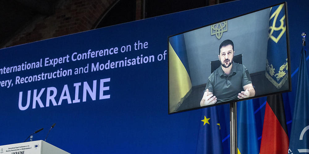 EU-Bürger unterstützen weiter überwiegend eine Aufnahme der Ukraine in die EU und auch Waffenlieferungen an das Land - die Zustimmung ist aber nach mehreren Monaten Krieg leicht zurückgegangen. (Archivbild)