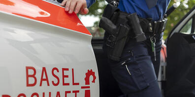 Eine Polizistin der Kantonspolizei Basel-Landschaft steigt aus einem Polizeiauto. (Symbolbild)