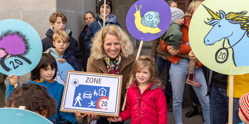 Gut zwei Dutzend Menschen aus Oberstrass überbrachten Stadträtin Karin Rykart die Petition für eine Begegnungszone an der Oberen Langmauerstrasse.