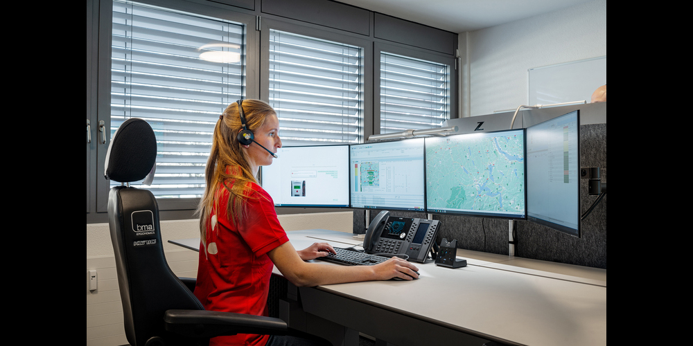 Die neue Einsatzzentrale des Tierrettungsdienstes umfasst vier Arbeitsplätze für Disponentinnen und Disponenten und einen Arbeitsplatz für die Schichtleitung. Im neuen Einsatzleitsystem sind alle einsatzrelevanten Informationen sofort ersichtlich.